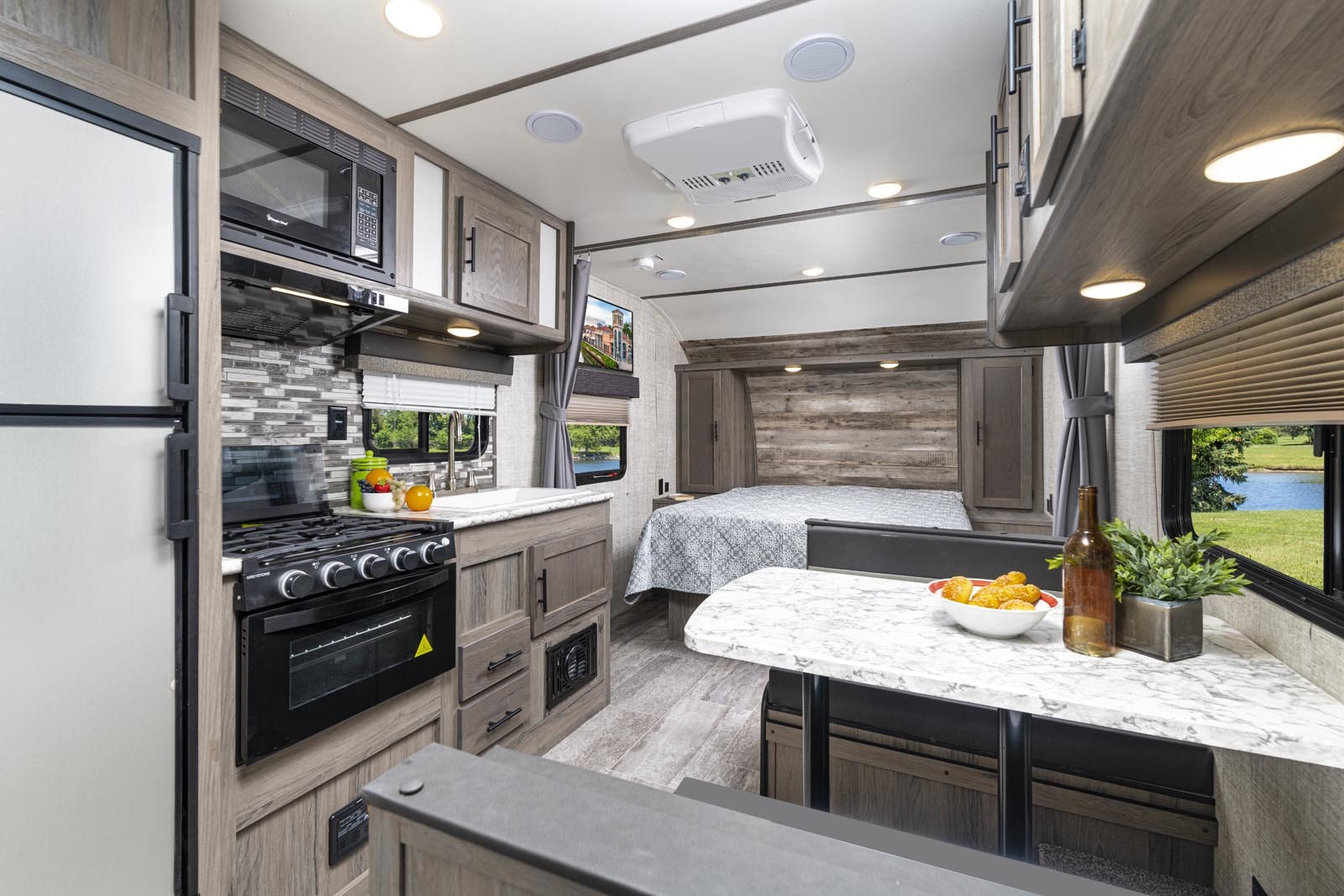 218MB Kingsport Lite Light Weight Trailers Gulf Stream Coach Inc.