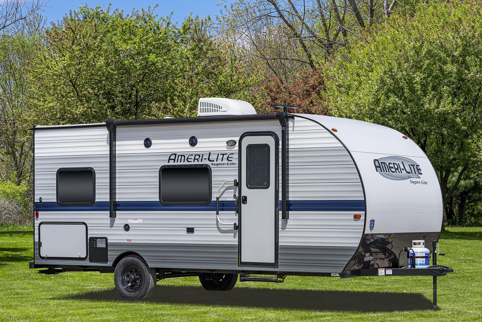 who makes gulfstream travel trailers