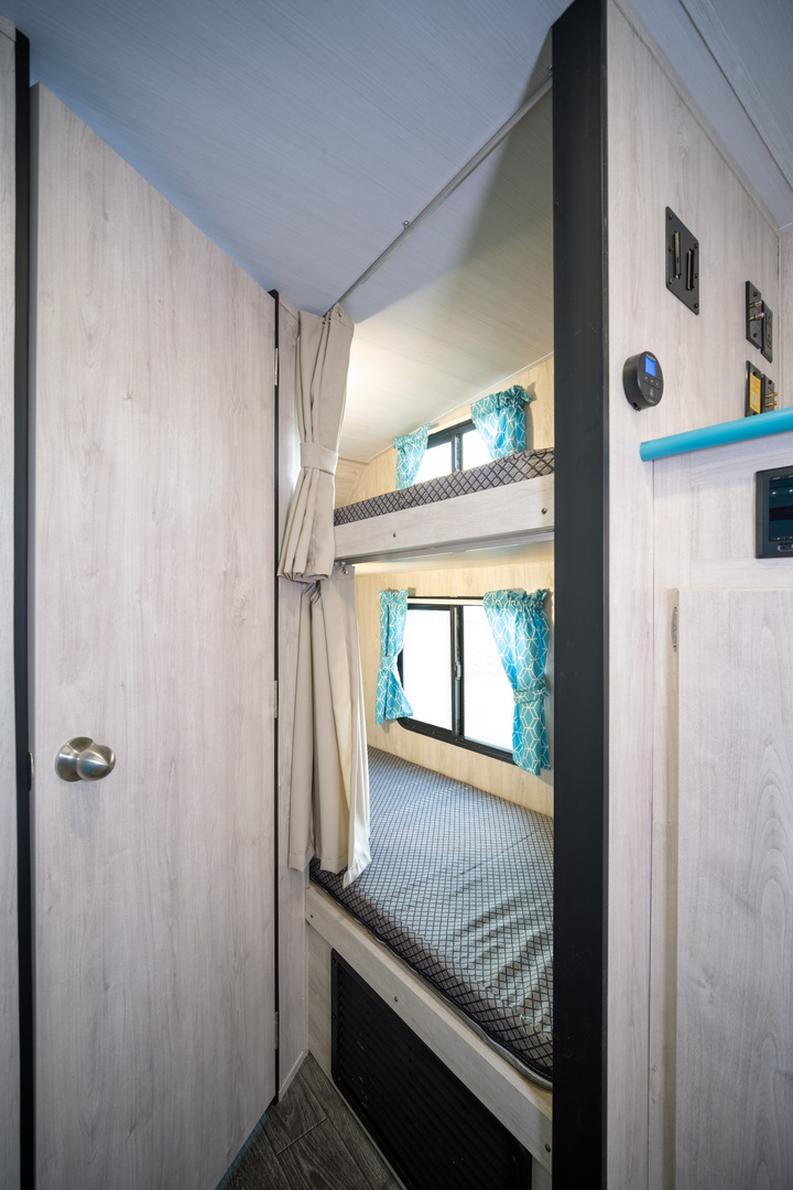 Gulf Stream Vintage Cruiser 23QBS Image